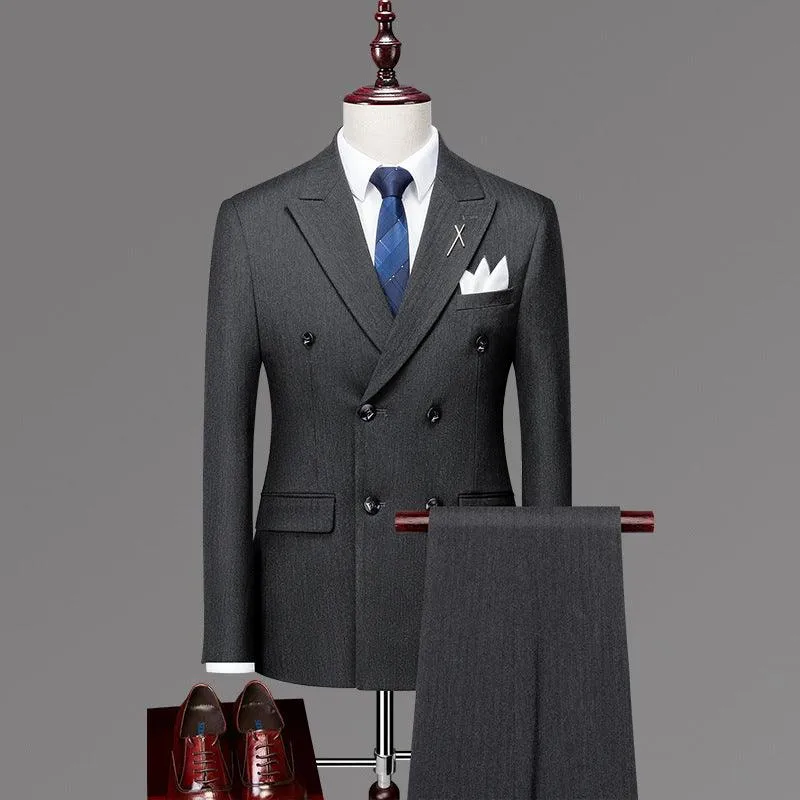 Classic version of the slimming men's suit