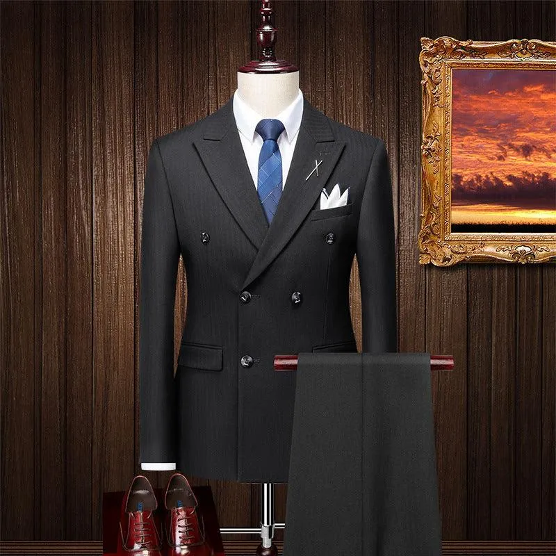 Classic version of the slimming men's suit