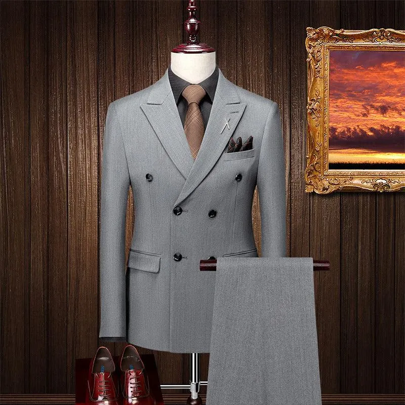 Classic version of the slimming men's suit