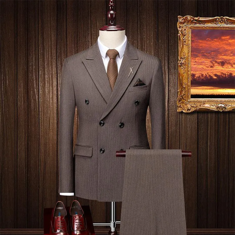 Classic version of the slimming men's suit